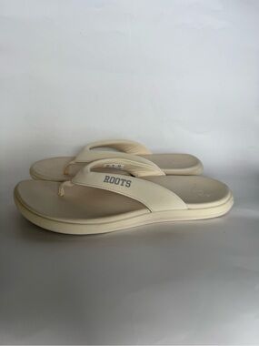 Roots Women's Cream/Off-White Flip Flops in size US 11